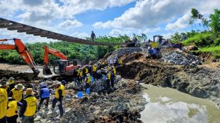 Ngành đường sắt ngừng chạy 45 chuyến tàu do bão số 13